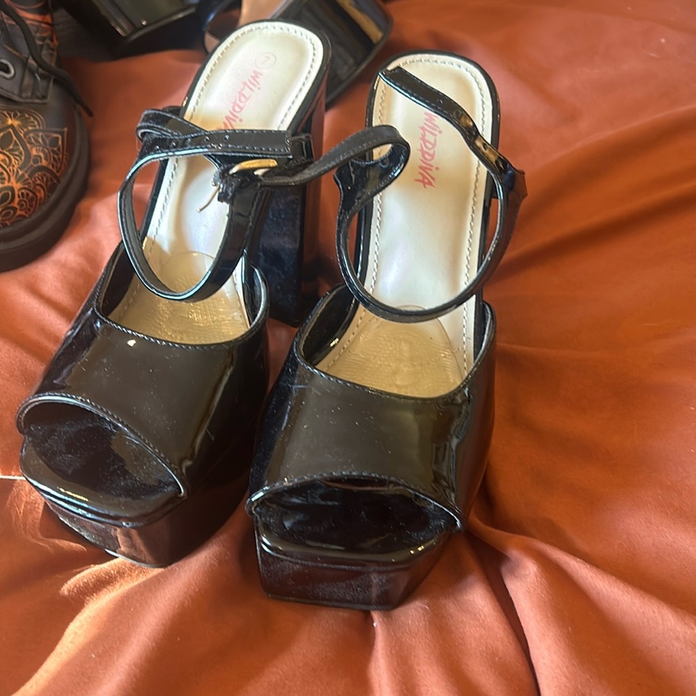 Size 7 wild diva platform with heel